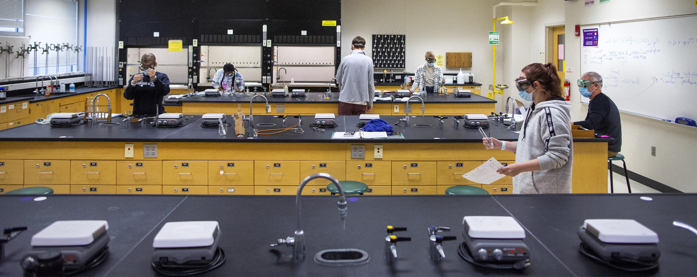 Students work in the chemistry lab.