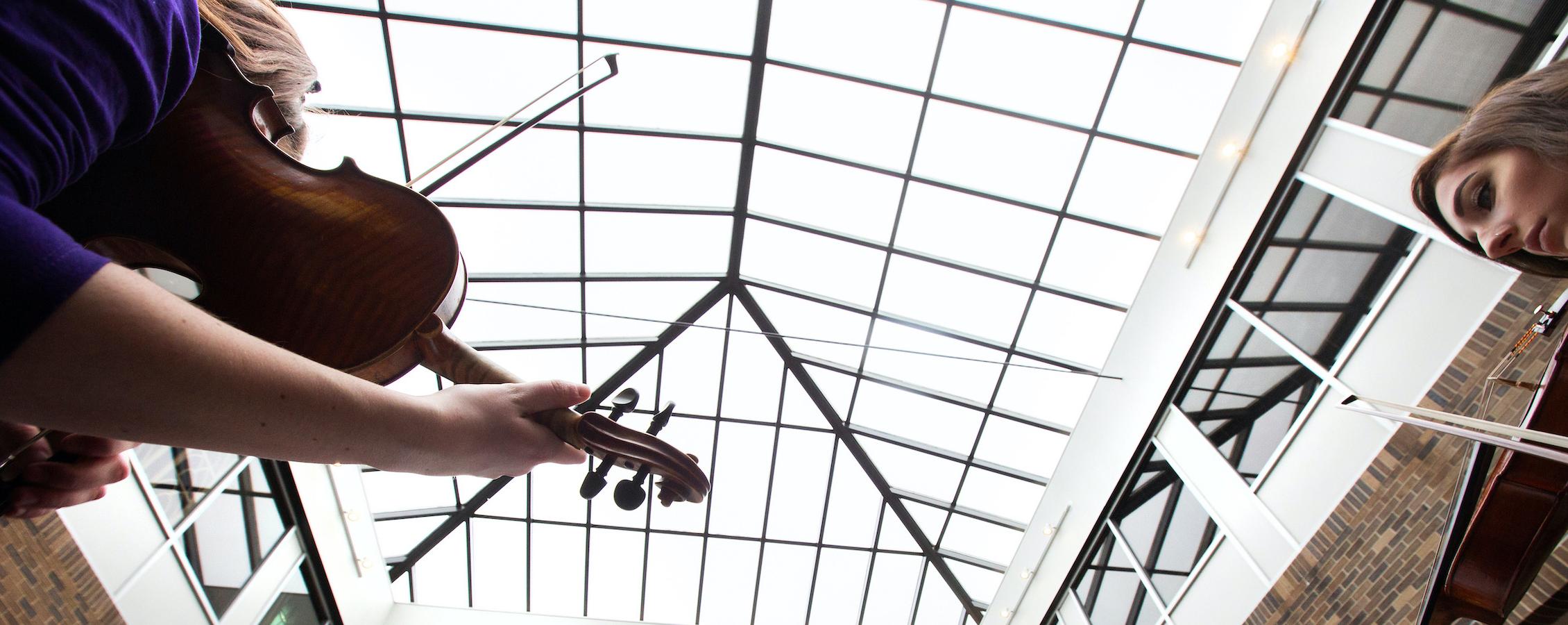 足彩平台 students perform in Greenhill atrium