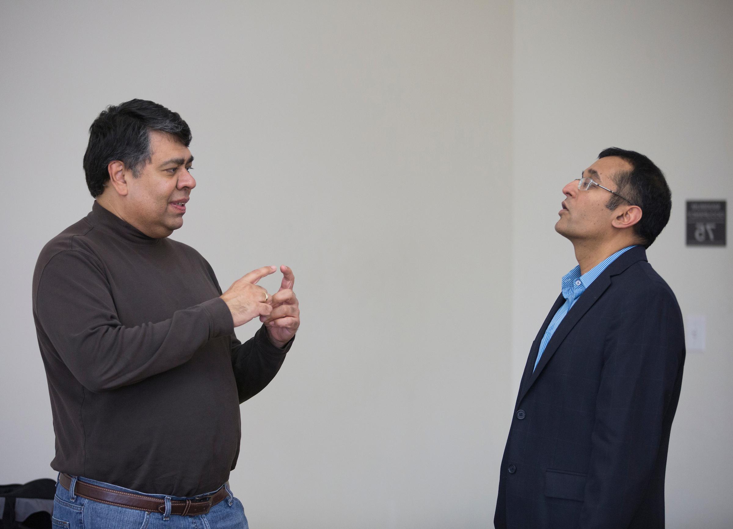 Henry Balani, right, in a discussion with Professor of Management Praveen Parboteeah, who established the DBA program at <a href='http://gqgmge.eric-andre.com'>足彩平台</a>.