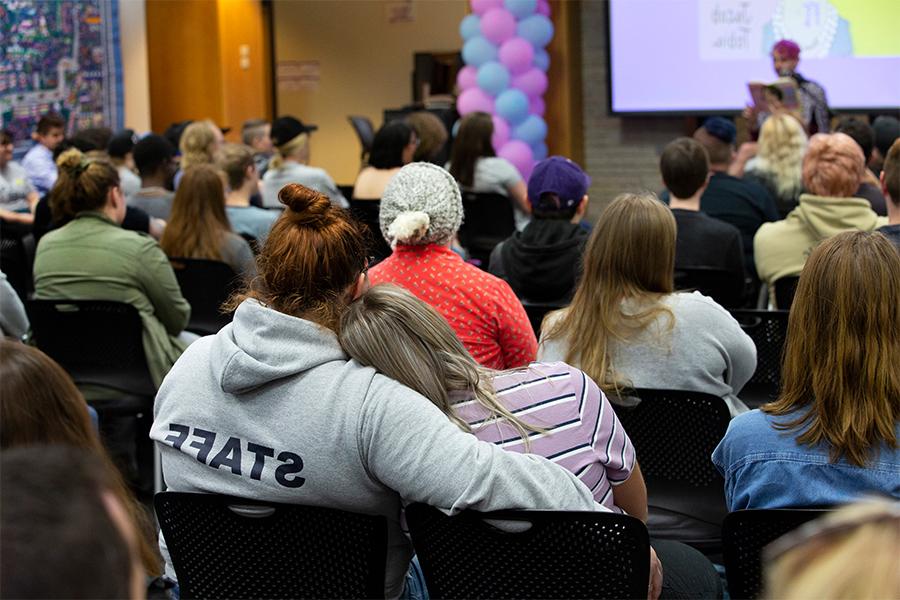 Audience members listen as author and producer Jacob Tobia in the University Center at 足彩平台.