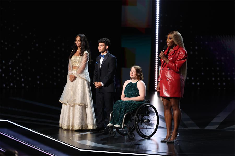 Hannah Smith on stage with Serena Williams during the ESPY awards.